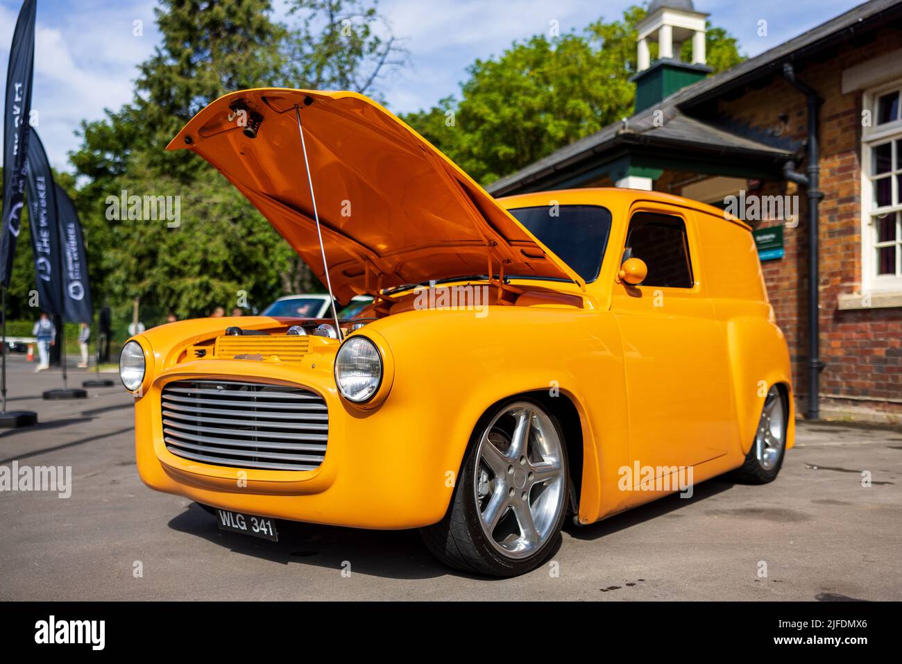 1955 Custom Hillman Husky "WLG 341" in mostra allo Scramble di giugno che si tiene presso il Bicester Heritage Centre il 19th giugno 2022 Foto Stock