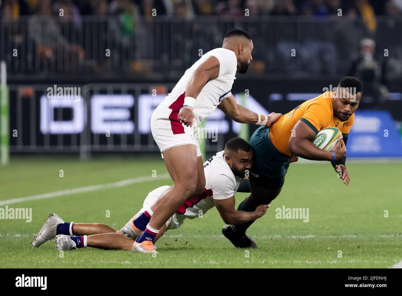 Perth, Australia, 2 luglio 2022. Il SAMU Kerevi dei Wallabies viene affrontato durante il test match internazionale di rugby tra l'Australia Wallaby e l'Inghilterra all'Optus Stadium il 02 luglio 2022 a Perth, Australia. Credit: Graham Conaty/Speed Media/Alamy Live News Foto Stock