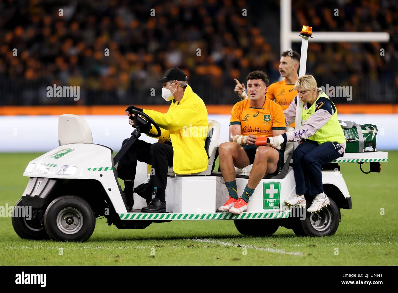 Perth, Australia, 2 luglio 2022. Tom Banks of the Wallaby lascia il campo di gioco dopo essere stato ferito durante il test match internazionale di rugby tra l'Australia Wallaby e l'Inghilterra all'Optus Stadium il 02 luglio 2022 a Perth, Australia. Credit: Graham Conaty/Speed Media/Alamy Live News Foto Stock