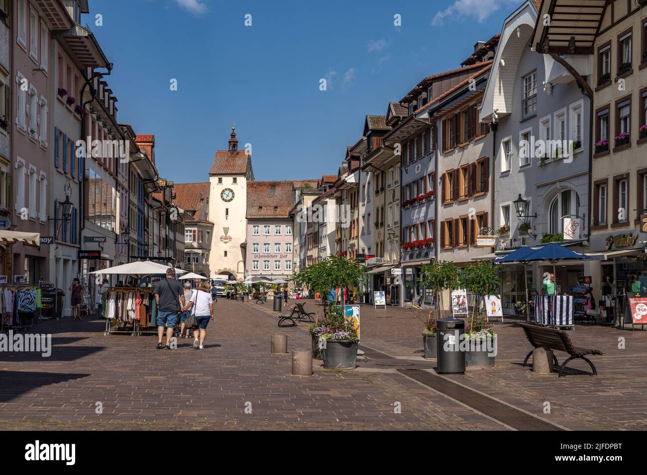 Fussgängerzone Kaiserstraße und das Untere Tor oder Basler Tor in Waldshut-Tiengen, Baden-Württemberg, Deutschland | zona pedonale Kaiserstraße e. Foto Stock