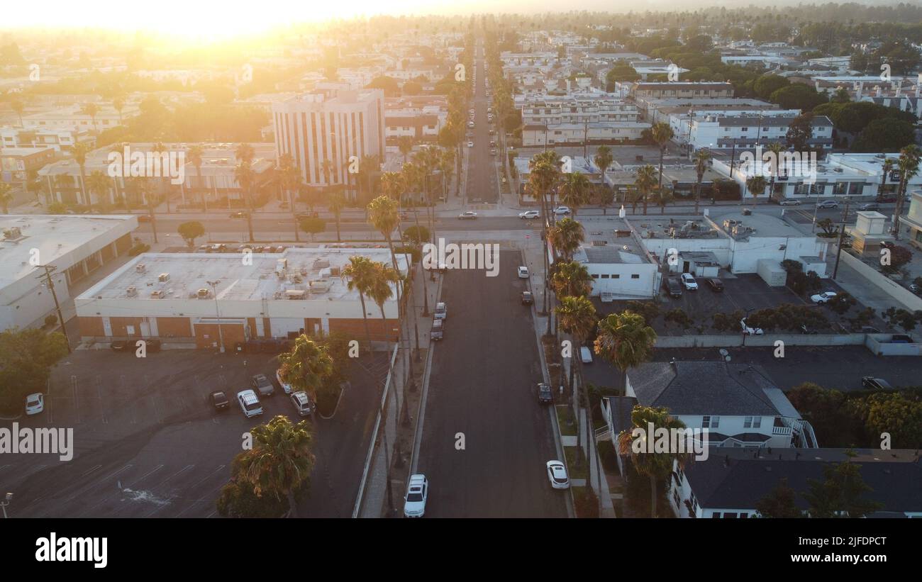 Una vista aerea delle strade di Santa Monica al tramonto ad ovest del centro di Los Angeles, California Foto Stock