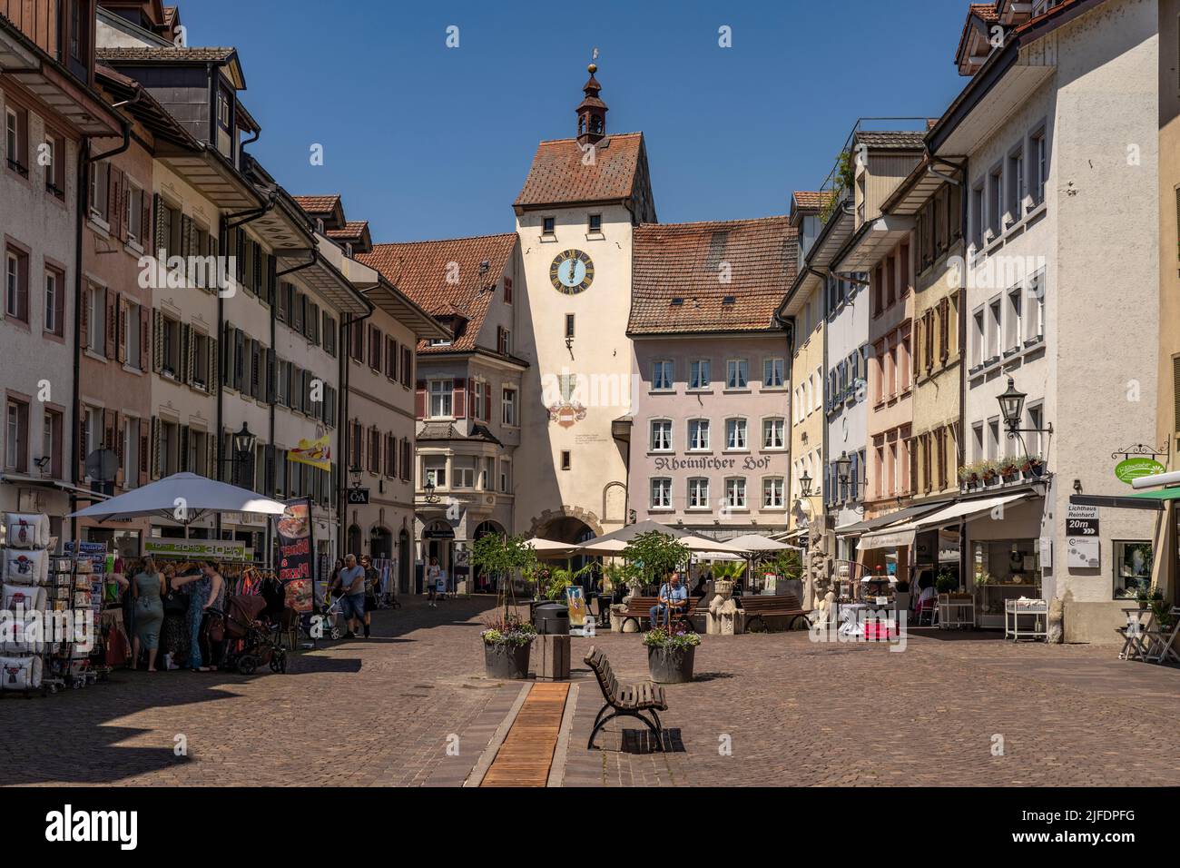Fussgängerzone Kaiserstraße und das Untere Tor oder Basler Tor in Waldshut-Tiengen, Baden-Württemberg, Deutschland | zona pedonale Kaiserstraße e. Foto Stock