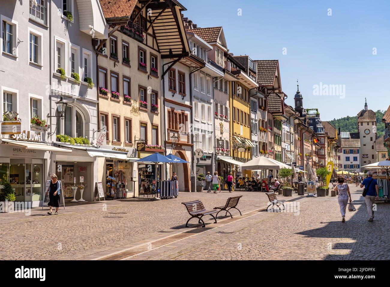 Fussgängerzone Kaiserstraße mit Schäferbrunnen in Waldshut-Tiengen, Baden-Württemberg, Deutschland | zona pedonale Kaiserstraße con Schäferbrunnen Foto Stock