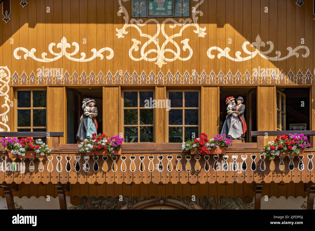 Figuren in Schwarzwälder Tracht auf dem Balkon des Hofgut Sternen bei Breitnau, Schwarzwald, Baden-Württemberg, Deutschland | cifre in tradizionale Foto Stock