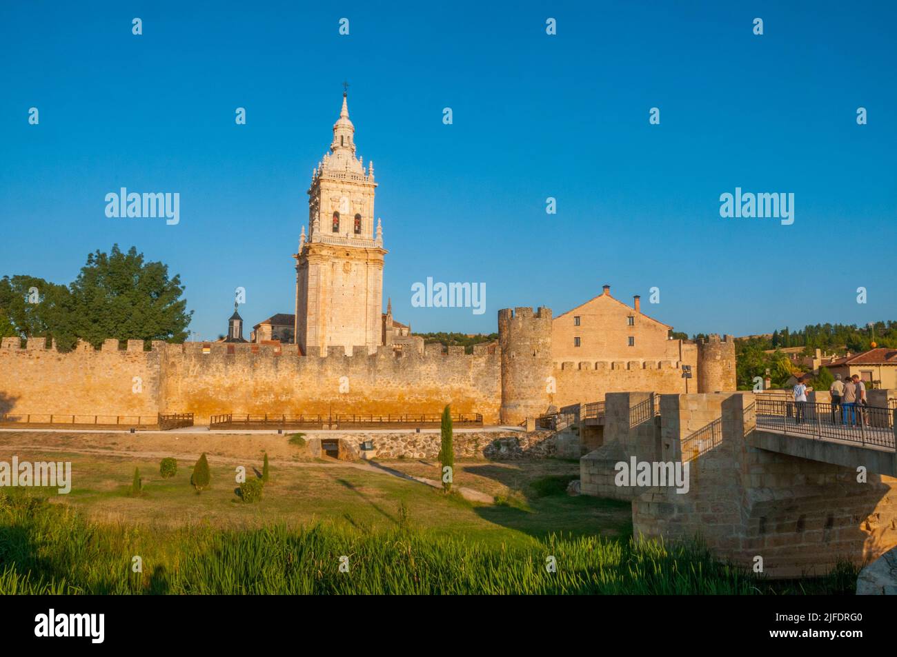 Mura della città e cattedrale. Burgo de Osma, provincia di Soria, Castilla Leon, Spagna. Foto Stock