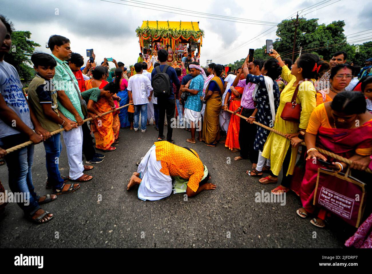 Habibpur, India. 01st luglio 2022. I devoti offrono preghiere al Chariot di Lord Jagannath durante il Festival di Rathyara. Ratha Yatra, anche noto come Rathayatra, Rathajatra o Chariot festival legato con Lord Jagannath celebrato in tutto il mondo come da mitologia indù. Rathajatra è un viaggio in un carro di Lord Jagannath accompagnato dal pubblico celebrato annualmente. Credit: SOPA Images Limited/Alamy Live News Foto Stock