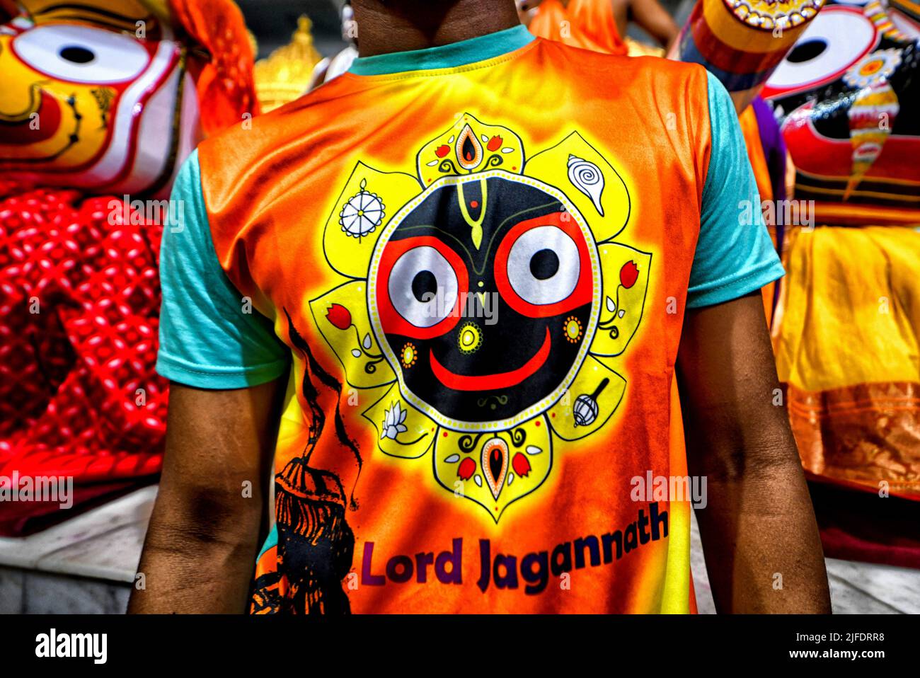 Habibpur, India. 01st luglio 2022. Un devoto visto vestito con una T-shirt che ha un simbolo di Lord Jagannath durante il Festival di Rathyara. Ratha Yatra, anche noto come Rathayatra, Rathajatra o Chariot festival legato con Lord Jagannath celebrato in tutto il mondo come da mitologia indù. Rathajatra è un viaggio in un carro di Lord Jagannath accompagnato dal pubblico celebrato annualmente. Credit: SOPA Images Limited/Alamy Live News Foto Stock