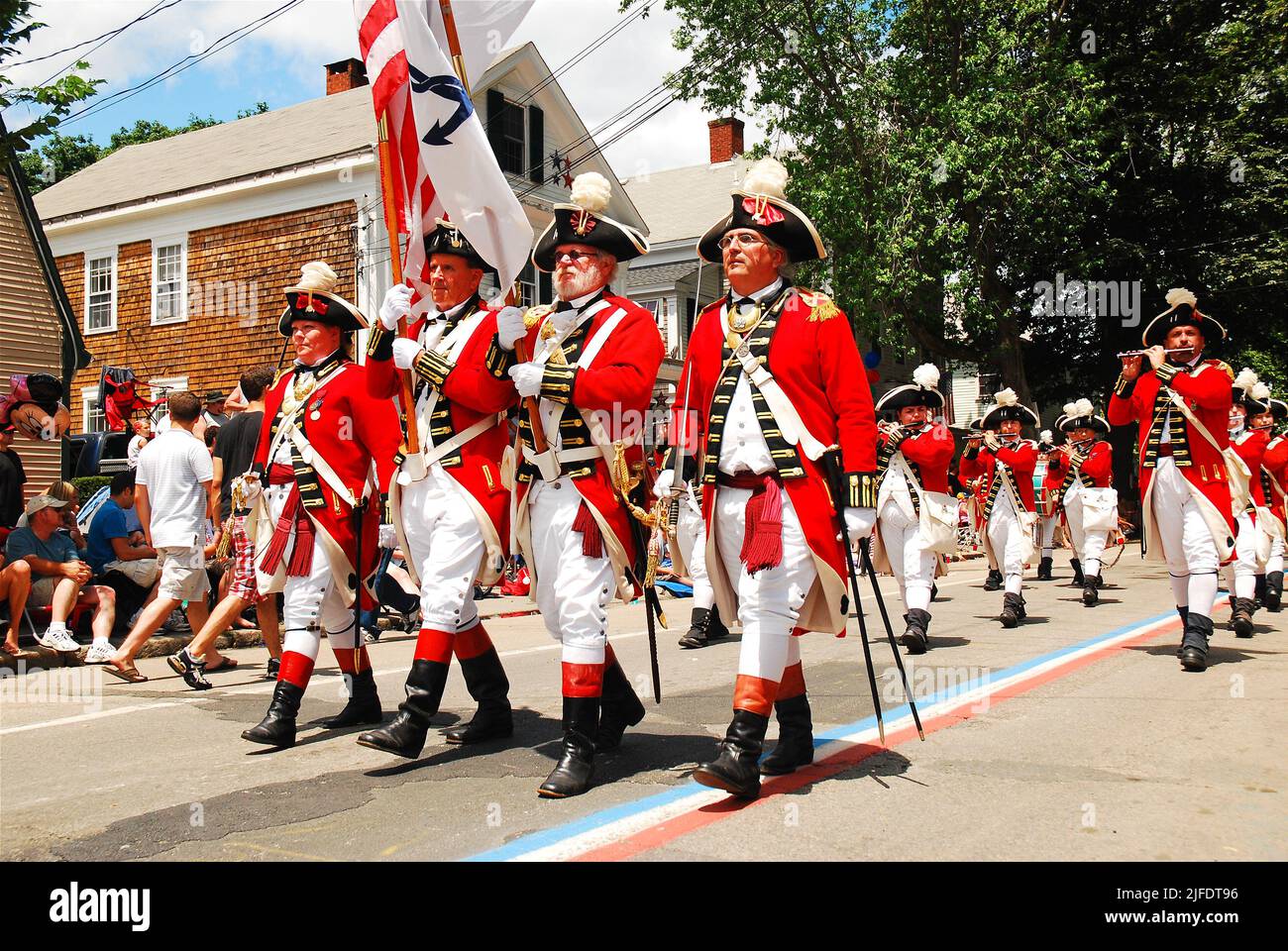 Una truppa di marcia redcoats in una Parata del 4 luglio a Bristol, Rhode Island, si dice essere la più antica parata continua Independence Day in America Foto Stock