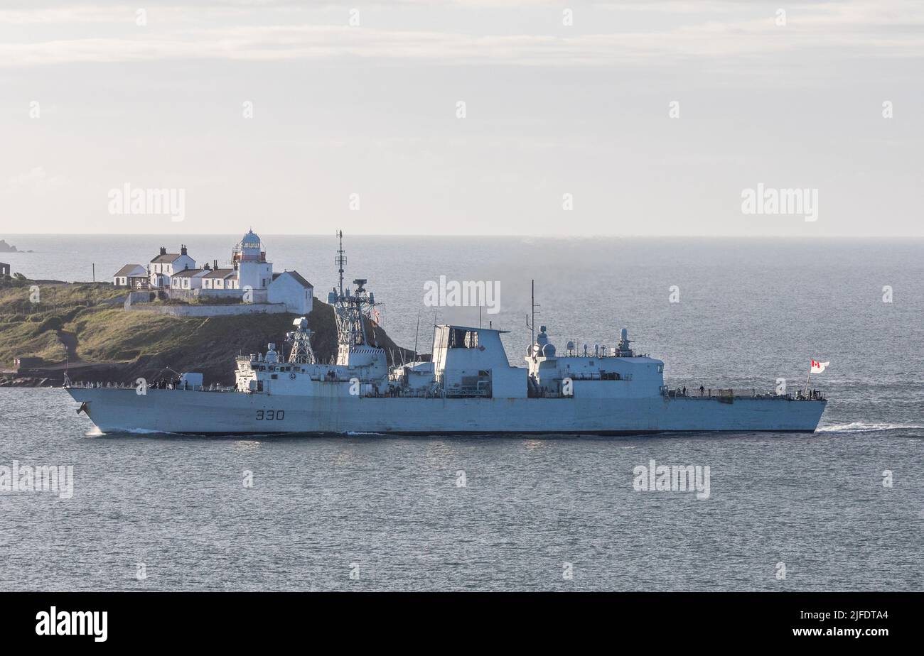 Roches Point, Cork, Irlanda. 02nd luglio, 2022.Canadian fregate navale HMCS Halifax circa per passare il faro di Roches Point per una breve visita dove si ormeggi a Horgan's Quay, Cork, Irlanda. - Credit; David Creedon / Alamy Live News Foto Stock