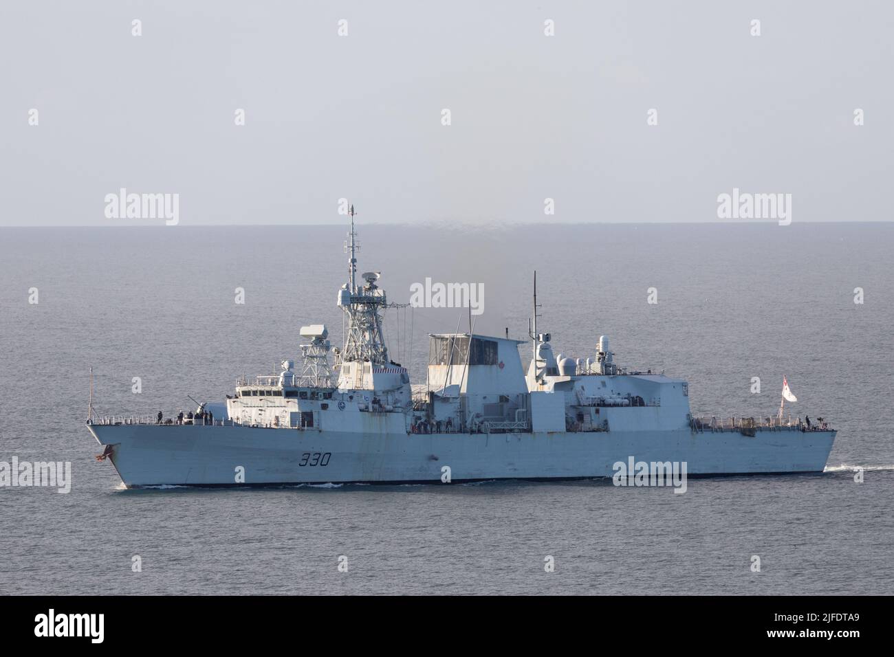 Roches Point, Cork, Irlanda. 02nd luglio, 2022.Canadian fregate navale HMCS Halifax circa per passare il faro di Roches Point per una breve visita dove si ormeggi a Horgan's Quay, Cork, Irlanda. - Credit; David Creedon / Alamy Live News Foto Stock