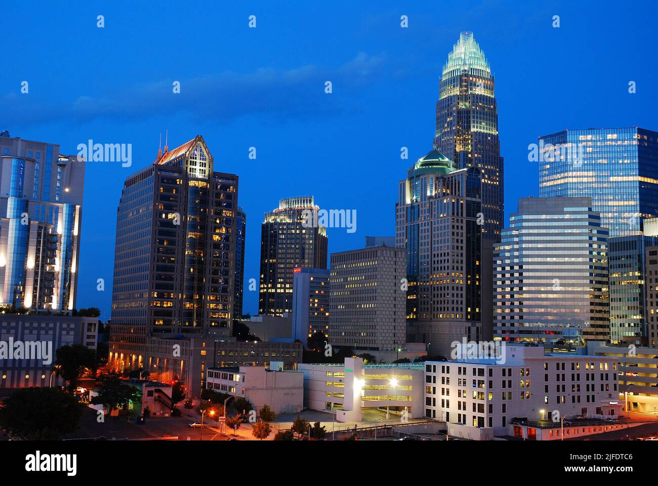 I grattacieli e gli edifici dello skyline di Charlotte, North Carolina, sono illuminati di notte Foto Stock