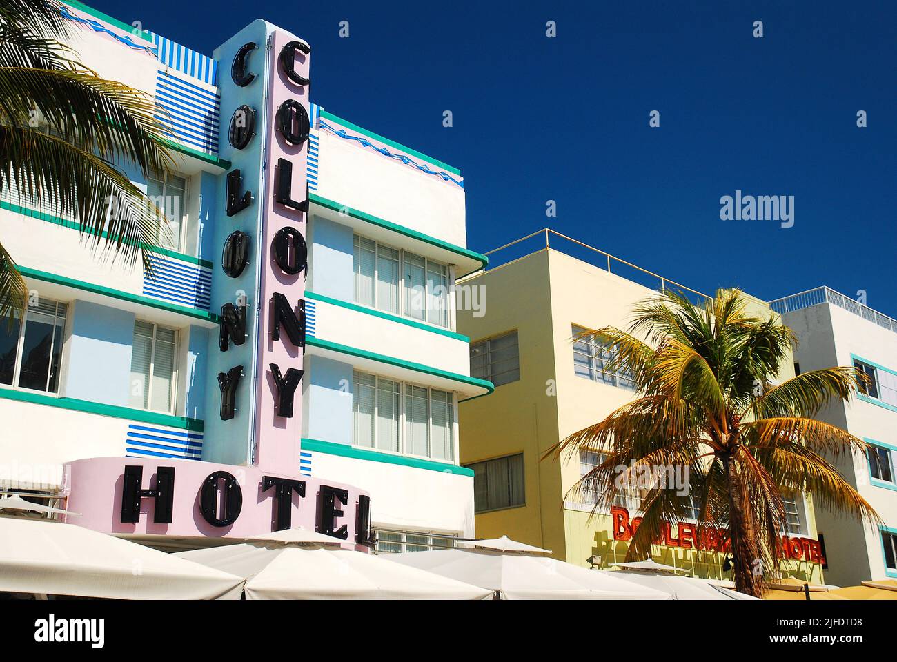 Il Colony Hotel, a South Beach, Miami Beach, Florida, è un simbolo dello storico quartiere Art Deco e dei molteplici motel che sono diventati hotel di lusso Foto Stock