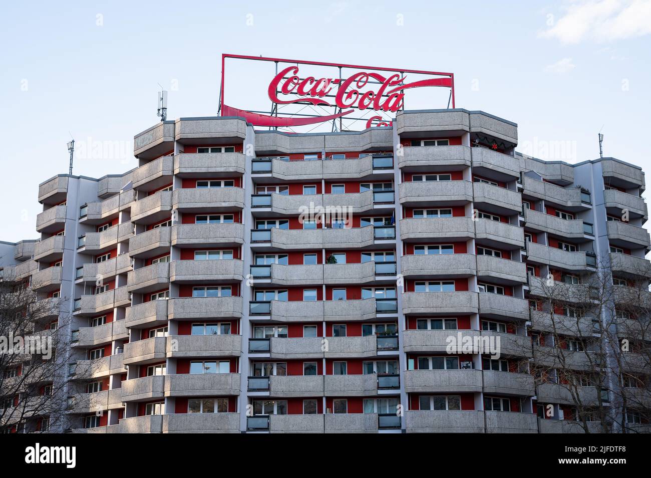 07.03.2022, Berlino, Germania, Europa - illuminato Coca-Cola pubblicità sul tetto della proprietà immobiliare prefabbricata Spitteleck a Spittelmarkt. Foto Stock