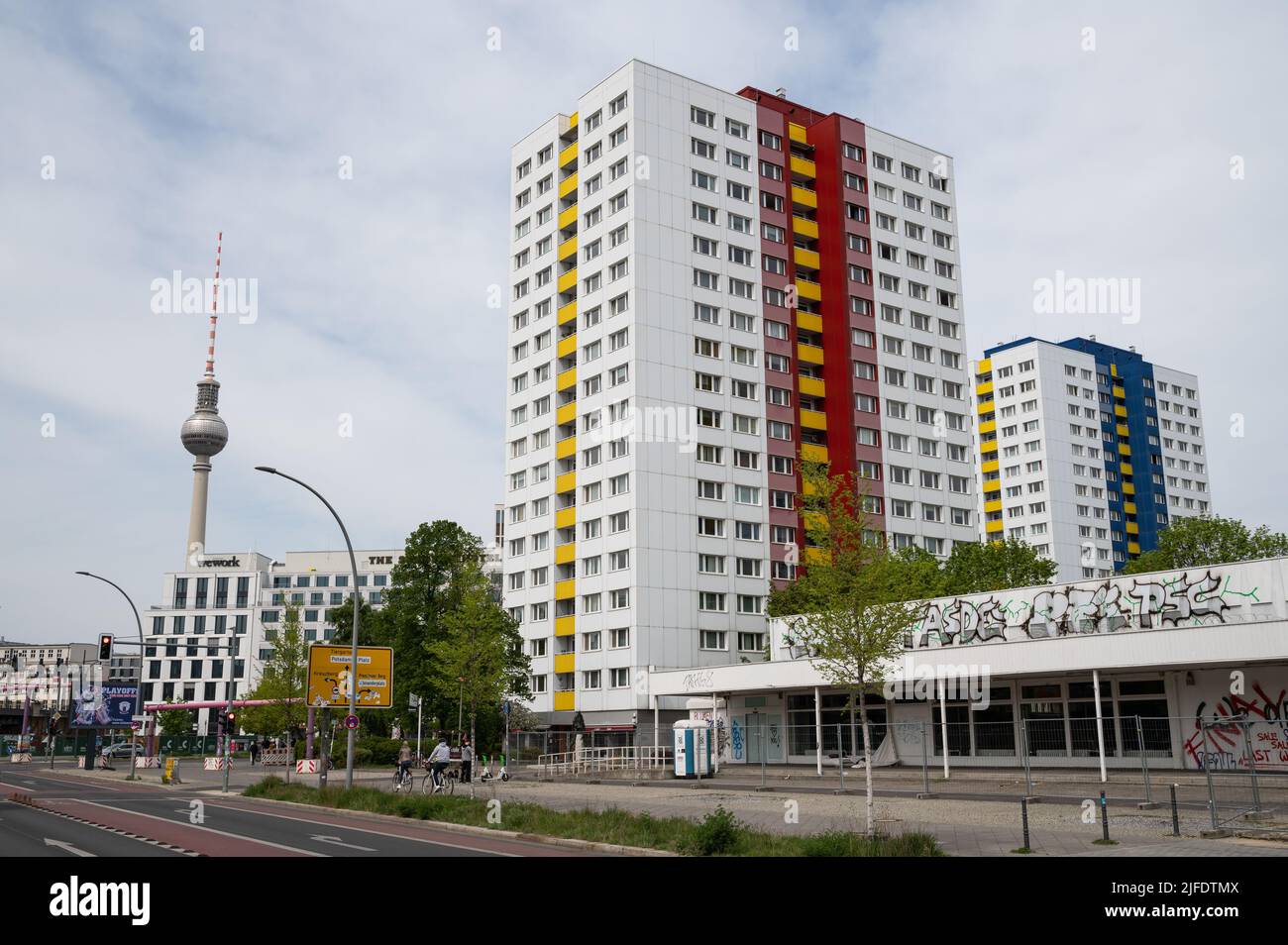 30.04.2022, Berlino, Germania, Europa - edifici di appartamenti prefabbricati in Holzmarktstrasse e Torre della Televisione ad Alexanderplatz in Mitte. Foto Stock