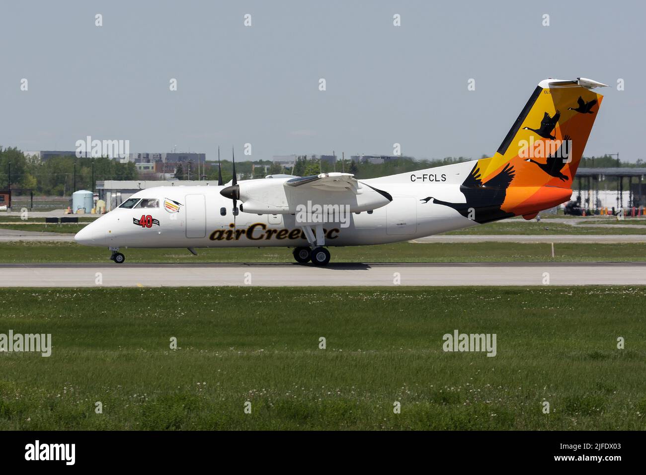 Montreal, Quebec, Canada. 25th maggio 2022. Un Air Creebec Bombardier Dash 8-100 sulla pista di Montreal Pierre Elliott Trudeau Int'l Airport. Air Creebec è una compagnia aerea regionale con sede in Val-d'Or, Quebec. Esso opera servizi di linea e charter per 16 destinazioni in Quebec e Ontario. (Credit Image: © Fabrizio Gandolfo/SOPA Images via ZUMA Press Wire) Foto Stock