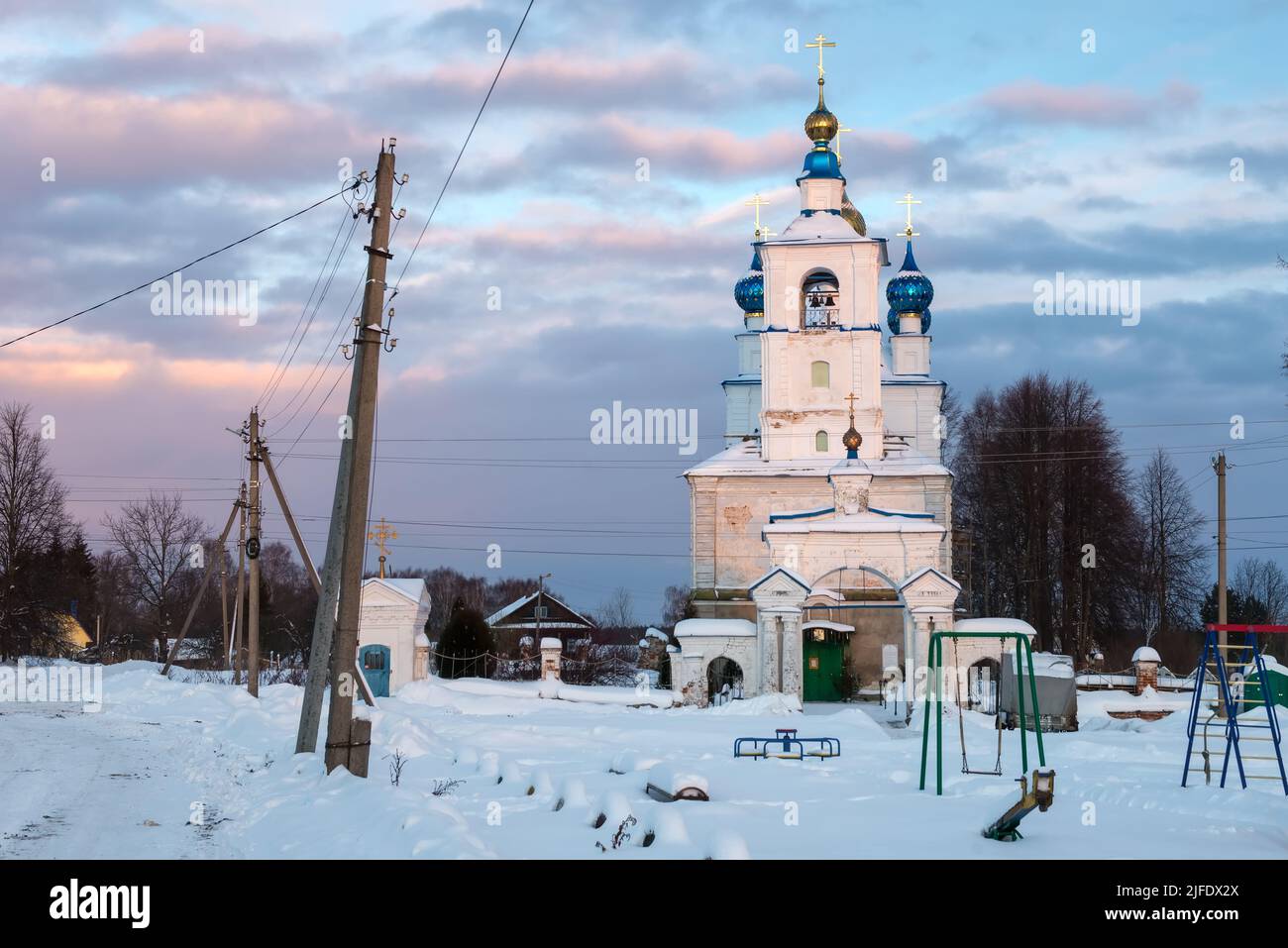 Chiesa della Trasfigurazione del Signore in un giorno d'inverno nel villaggio di Povodnevo, distretto di Mishkinsky, regione di Yaroslavl, Russia Foto Stock