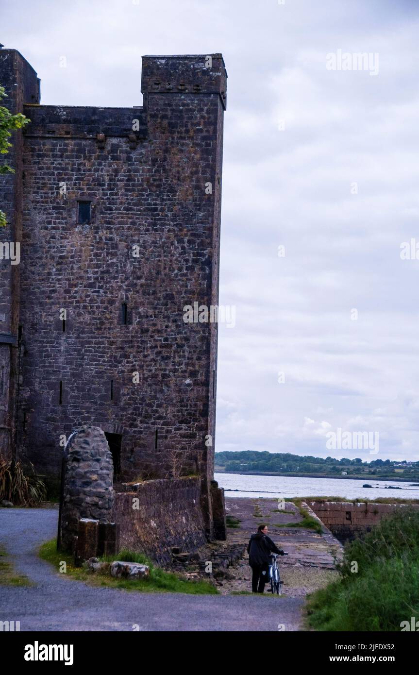 Castello di Oranmore nella baia di Galway a Oranmore, Irlanda. Foto Stock