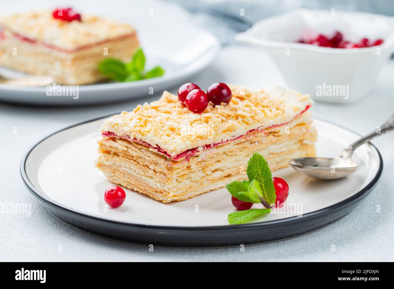 Due pezzi di torta Napoleone su piatto bianco. Cucina russa, torta multistrato con crema pasticcera. Foto Stock