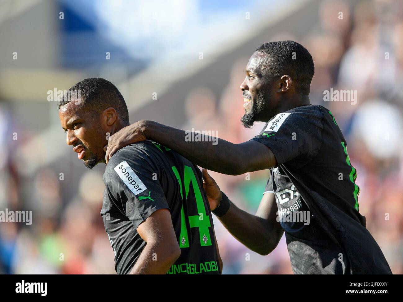 giubileo Marcus THURAM r. (MG) con Alassane PLEA (MG). Partita di prova di calcio Rot-Weiss Essen (e) - Borussia Monchengladbach (MG) 2: 4, il 1st luglio 2022 ad Essen/Germania. Â Credit: dpa Picture Alliance/Alamy Live News Foto Stock