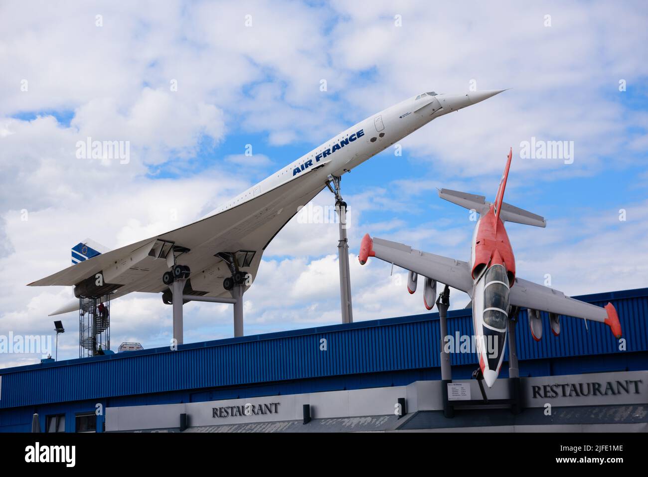 SINSHEIM, GERMANIA - mai 2022: Linea aerea supersonica bianca Concorde F-BVFB 1969 e arancione grigio Aero L-39 Albatros 1968 Foto Stock