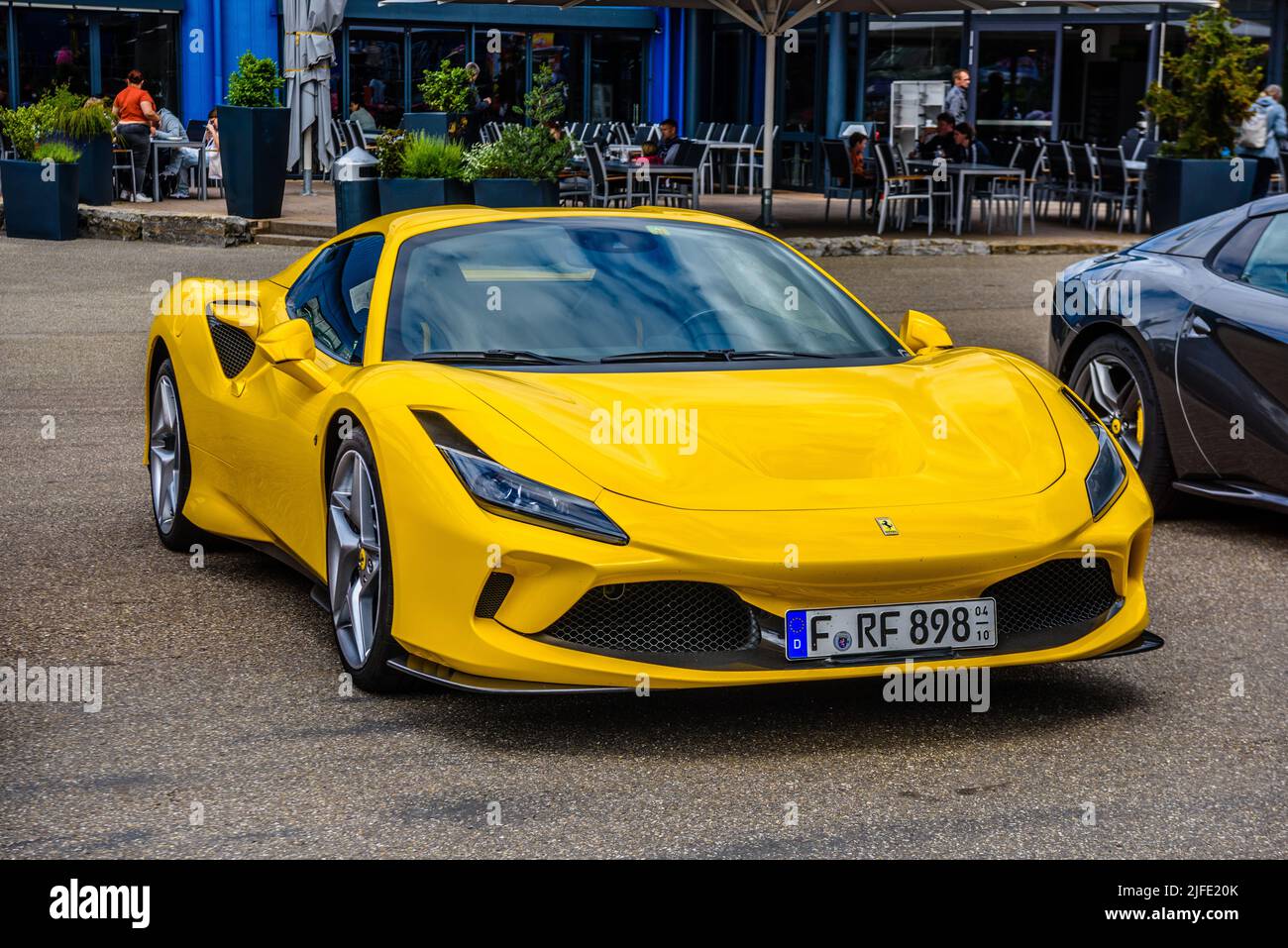 SINSHEIM, GERMANIA - mai 2022: Ferrari gialla F8 tipo F142MFL. Foto Stock