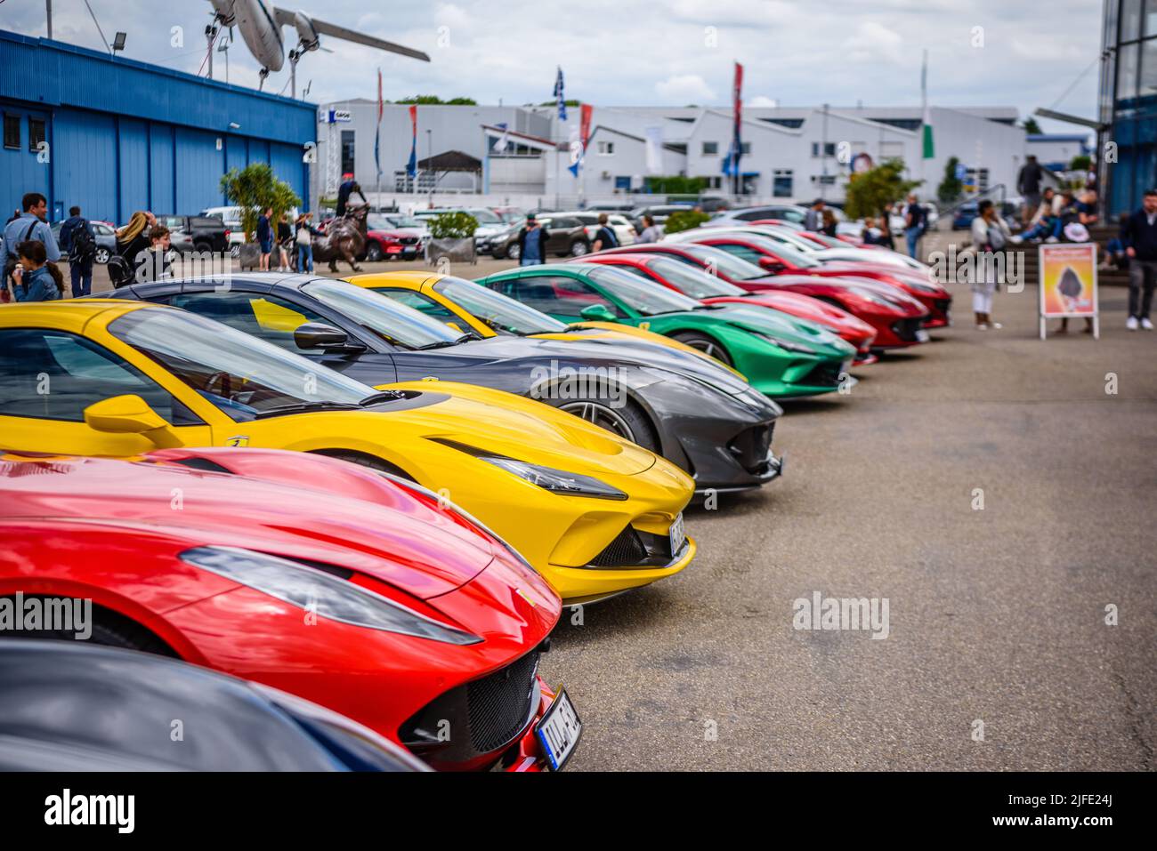 SINSHEIM, GERMANIA - mai 2022: Ferrari rossa 812 Superfast Type F152M, Ferrari gialla F8 Type F142MFL ed altri Foto Stock