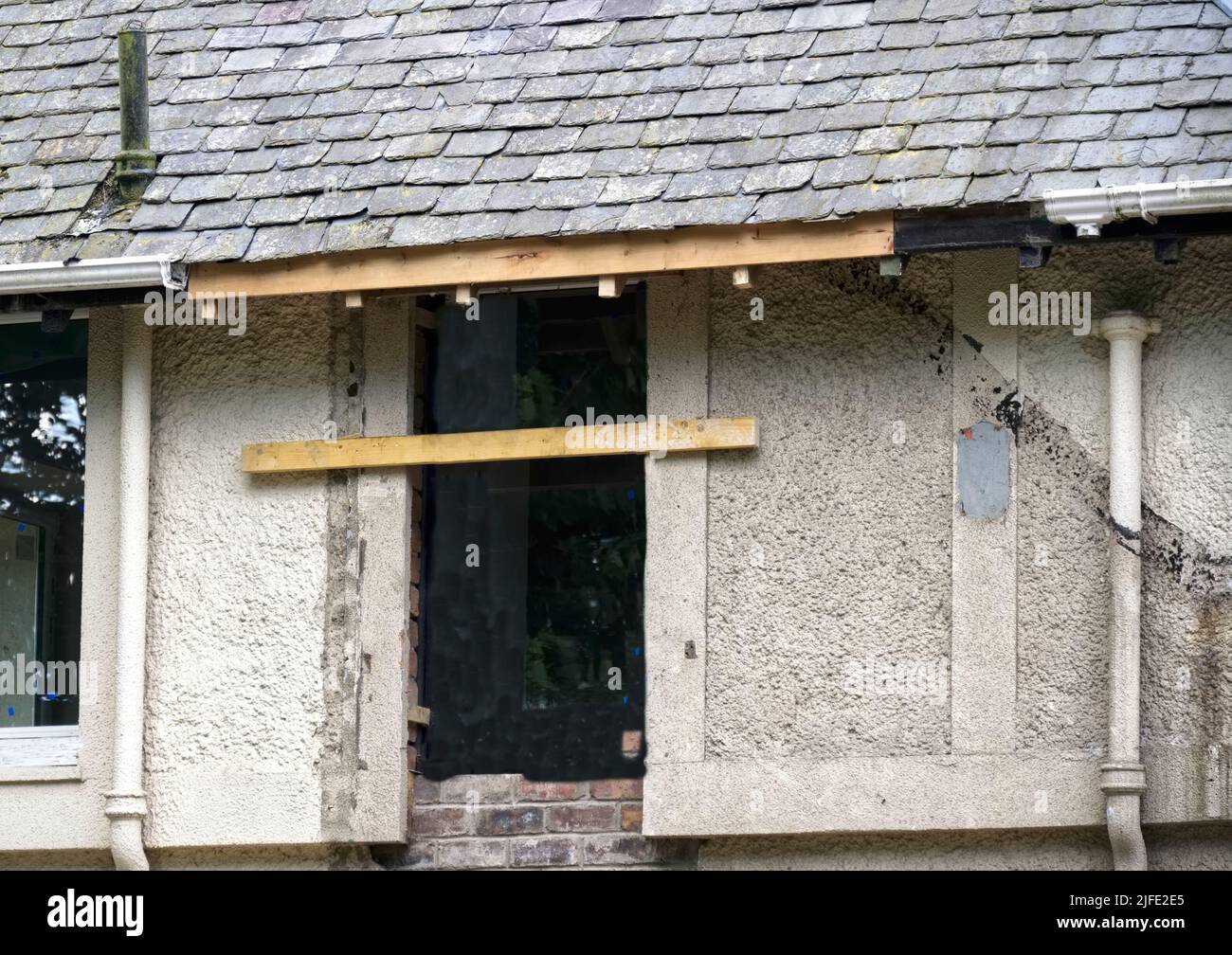 Le barre del tetto in fila sono pronte per la nuova costruzione del tetto Foto Stock