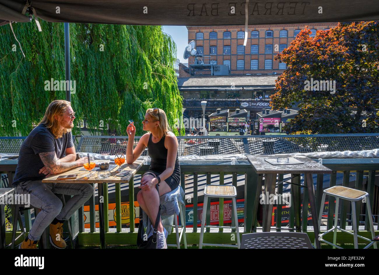 Giovane coppia in un pub a Camden Lock, Camden Market, Londra, Inghilterra, Regno Unito Foto Stock