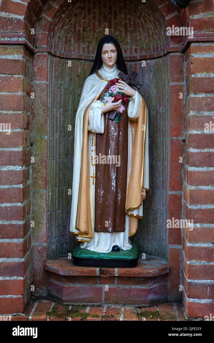 Scultura al Santuario di nostra Signora di Walsingham nel villaggio di Walsingham a Norfolk, Regno Unito. Foto Stock