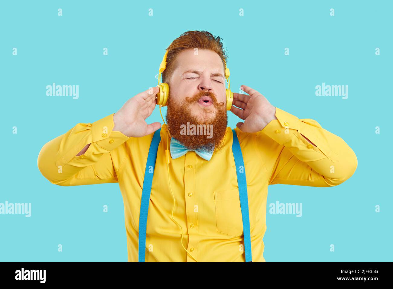 Divertente felice chubby barbato uomo cantare insieme mentre ascoltare la musica in cuffie Foto Stock