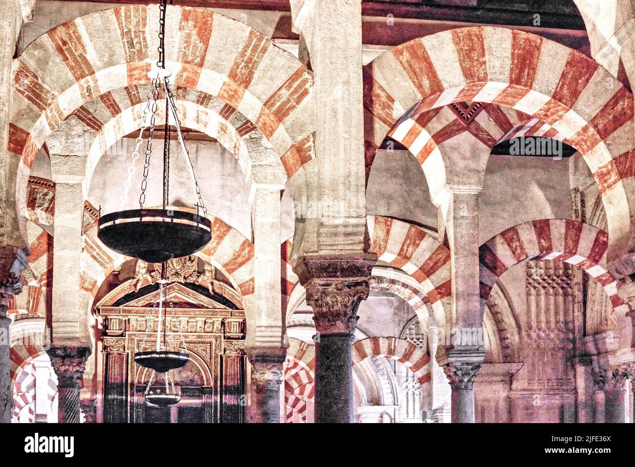 Cordoba, Andalucia, Spagna - interno della Mezquita, o moschea cattedrale, con i suoi caratteristici archi a due piani rossi e bianchi Foto Stock