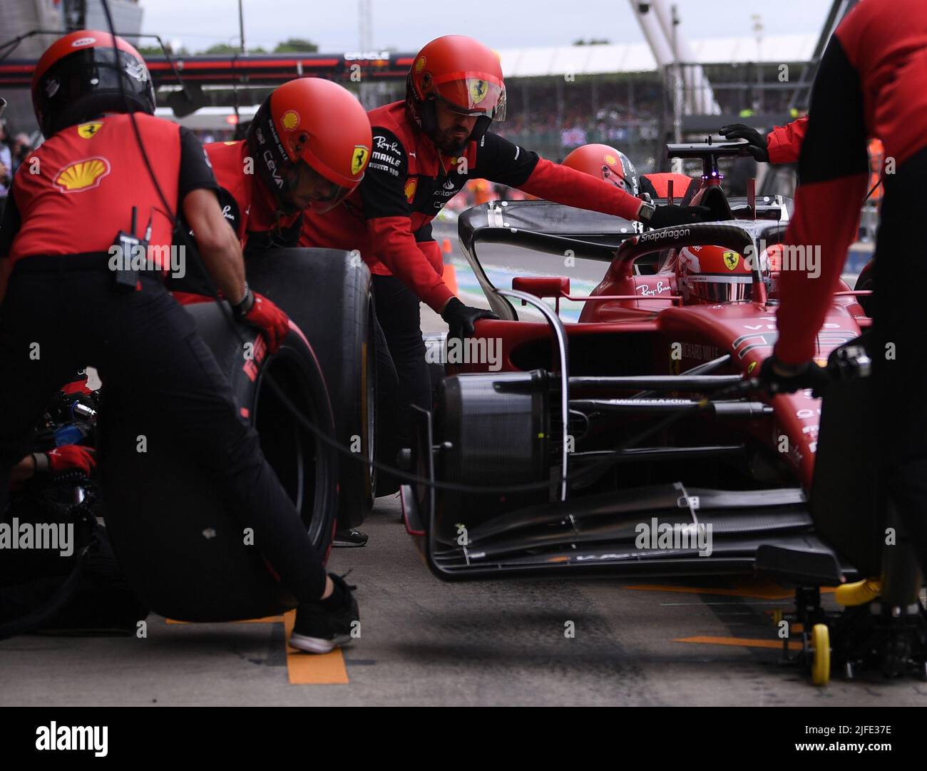 Silverstone, Regno Unito. Silverstone, Regno Unito. 02nd luglio 2022. 2nd luglio 2022, Silverstone Circuit, Silverstone, Northamptonshire, Inghilterra: Gran premio britannico F1, sessioni di qualificazione: Charles Leclerc di Monaco alla guida (16) la Ferrari F1-75 si porta nella corsia lenta ai suoi tecnici in attesa credito: Action Plus Sports Images/Alamy Live News credito: Action Plus Sports Images/Alamy Live News Foto Stock