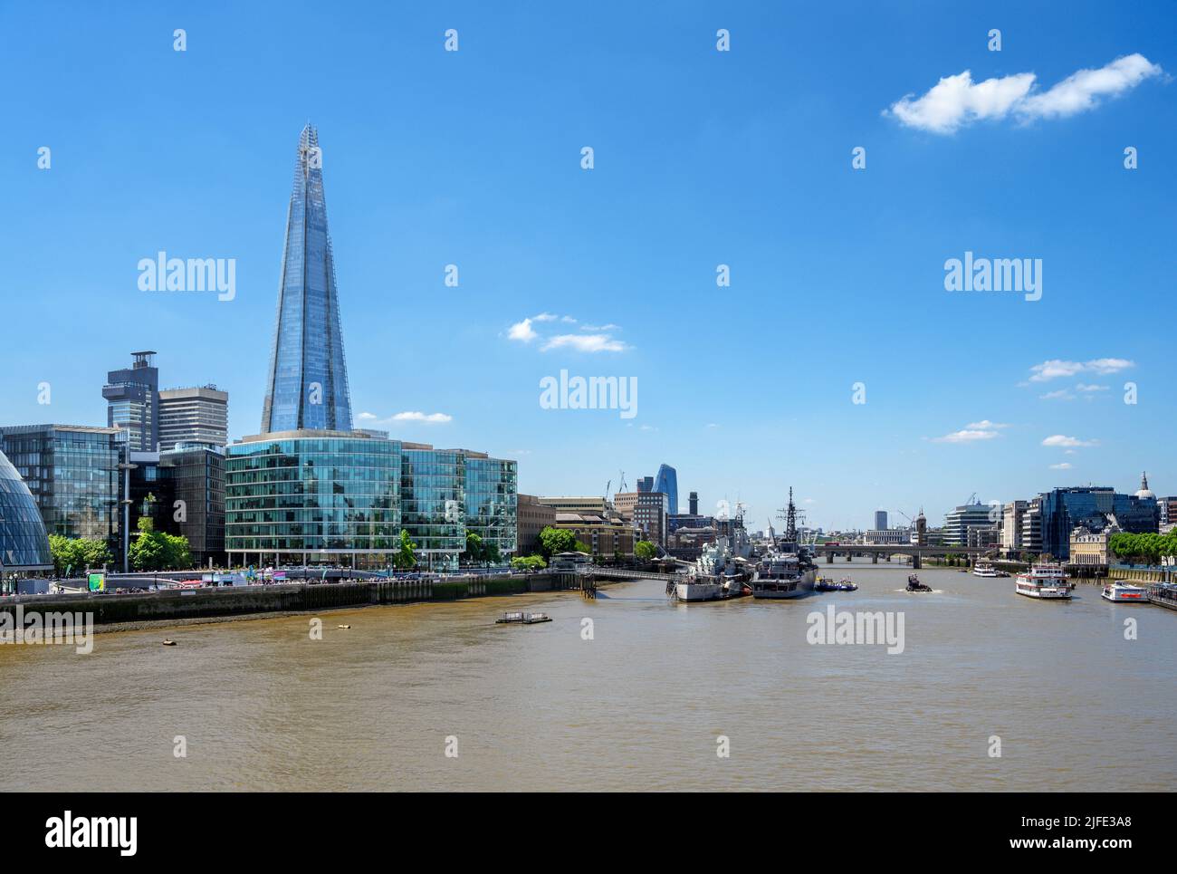 The Shard from Tower Bridge, River Thames, Londra, Inghilterra, Regno Unito Foto Stock