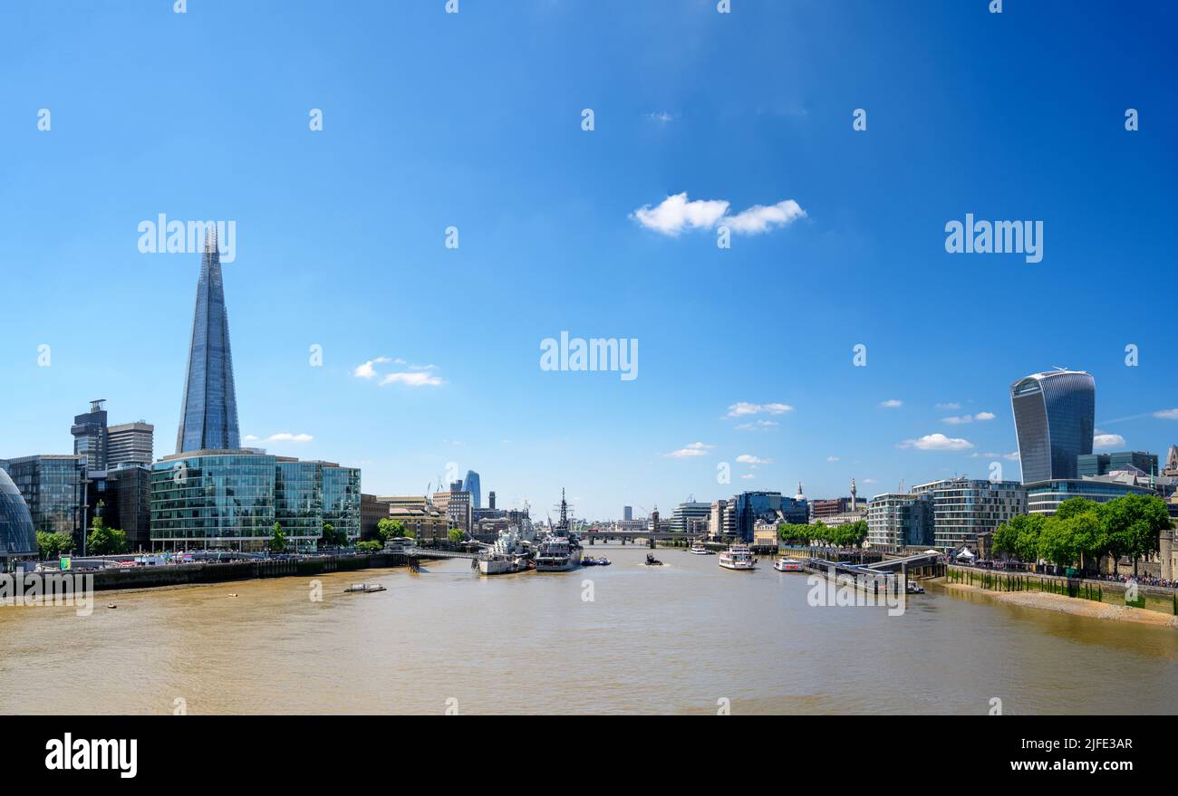 Vista dal Tower Bridge con la Shard a sinistra e una Fenchurch Street (Walkie Talkie edificio) a destra, River Thames, Londra, Inghilterra, Regno Unito Foto Stock