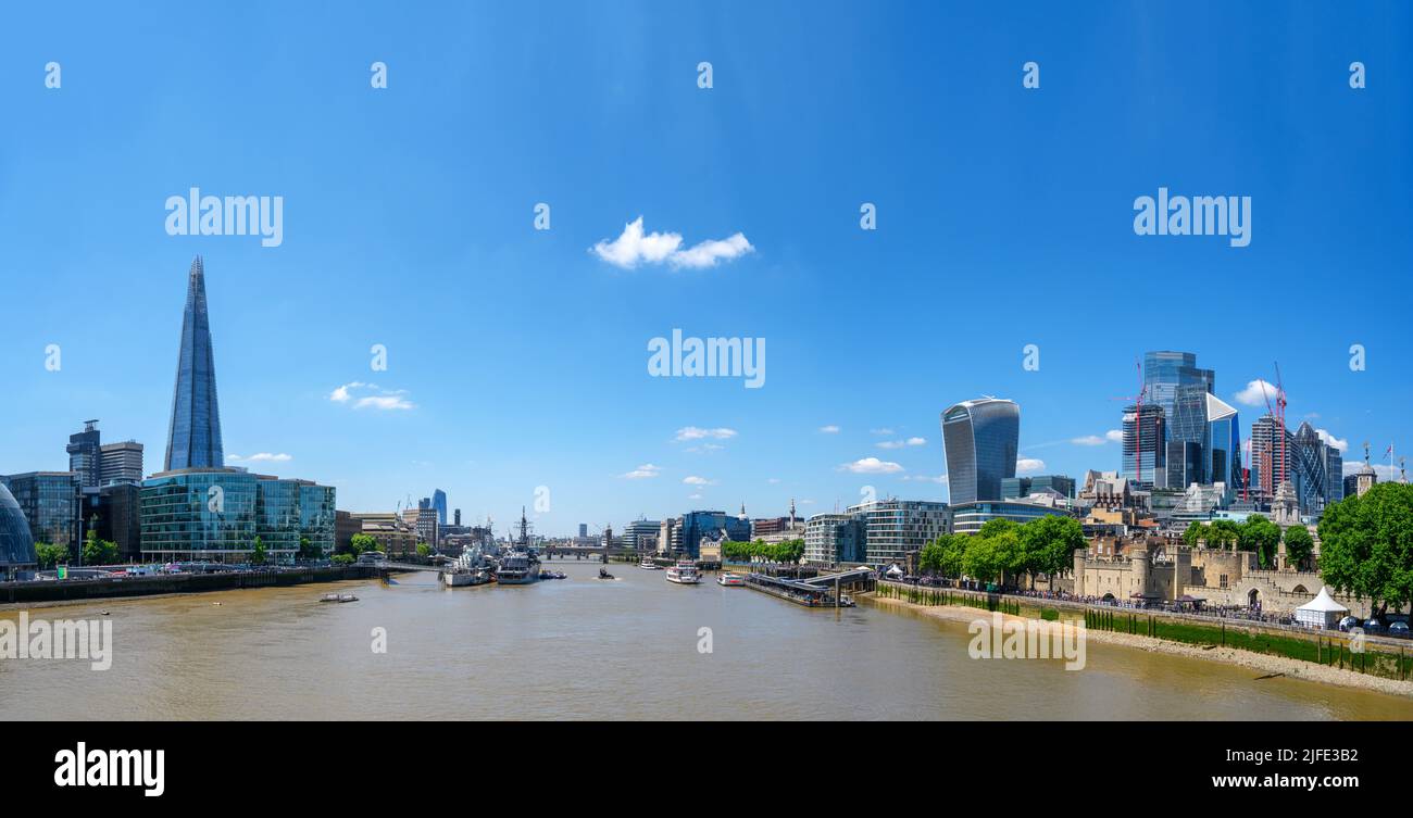 Vista dal Tower Bridge con la Shard a sinistra e l'edificio Walkie Talkie e la Torre di Londra a destra, il Tamigi, Londra, Inghilterra, Regno Unito Foto Stock