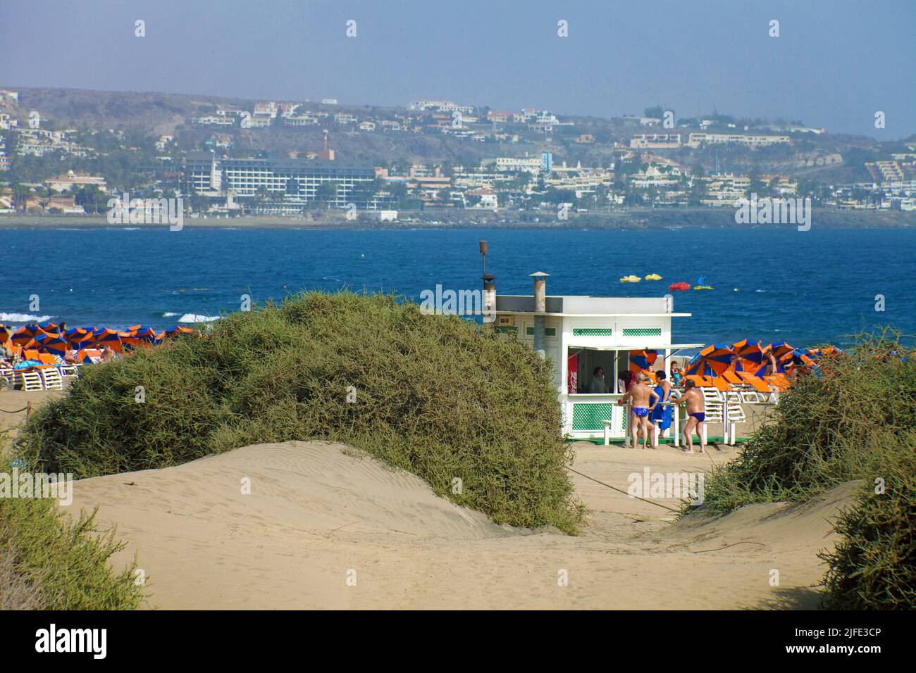 Piccolo bar sulla spiaggia tra le dune di sabbia, spiaggia di Playa del Ingles, Grand Canary, Isole Canarie, Spagna, Europa Foto Stock