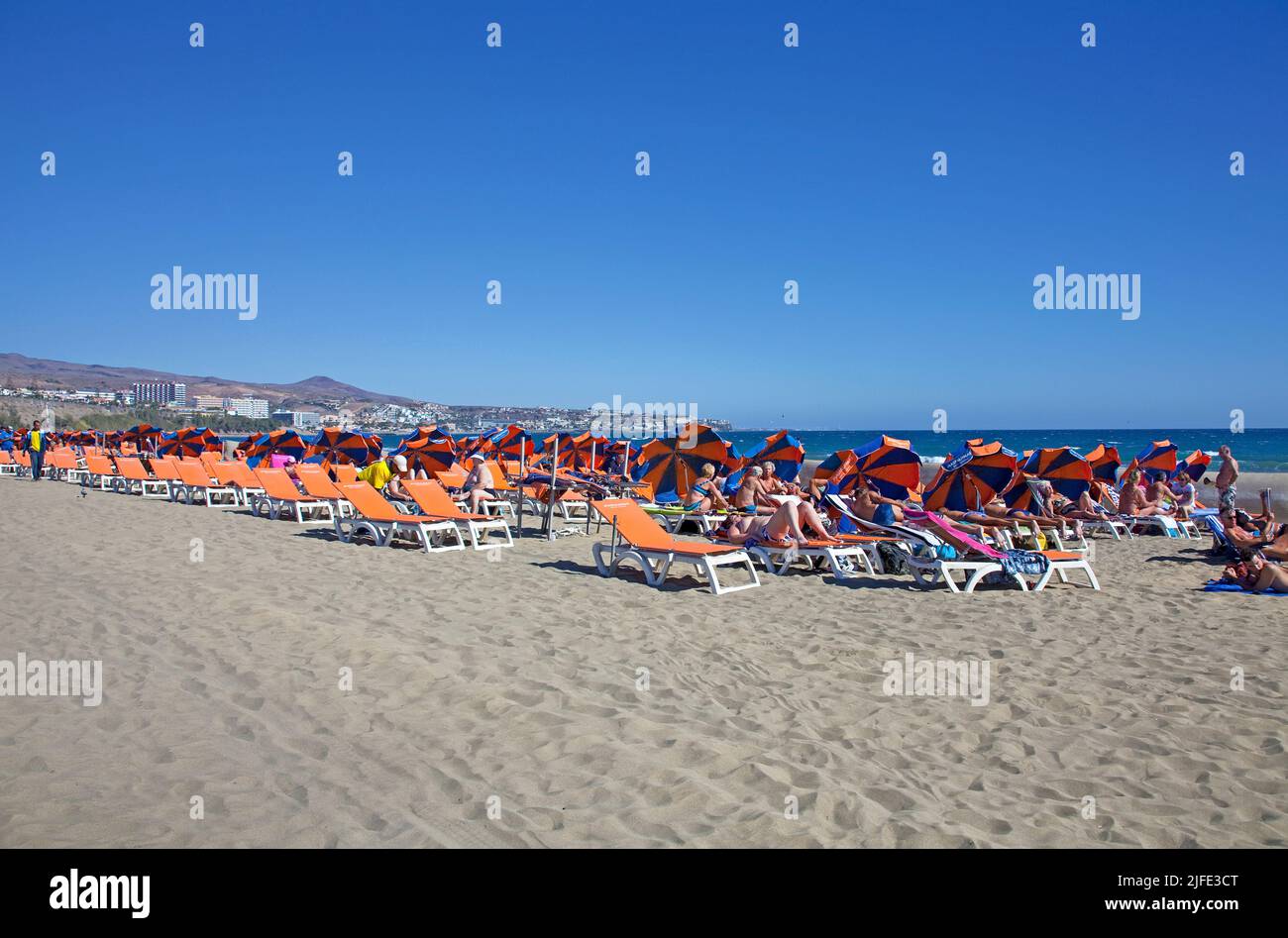 Turisti alla spiaggia di Playa del Ingles, Grand Canary, Isole Canarie, Spagna, Europa Foto Stock