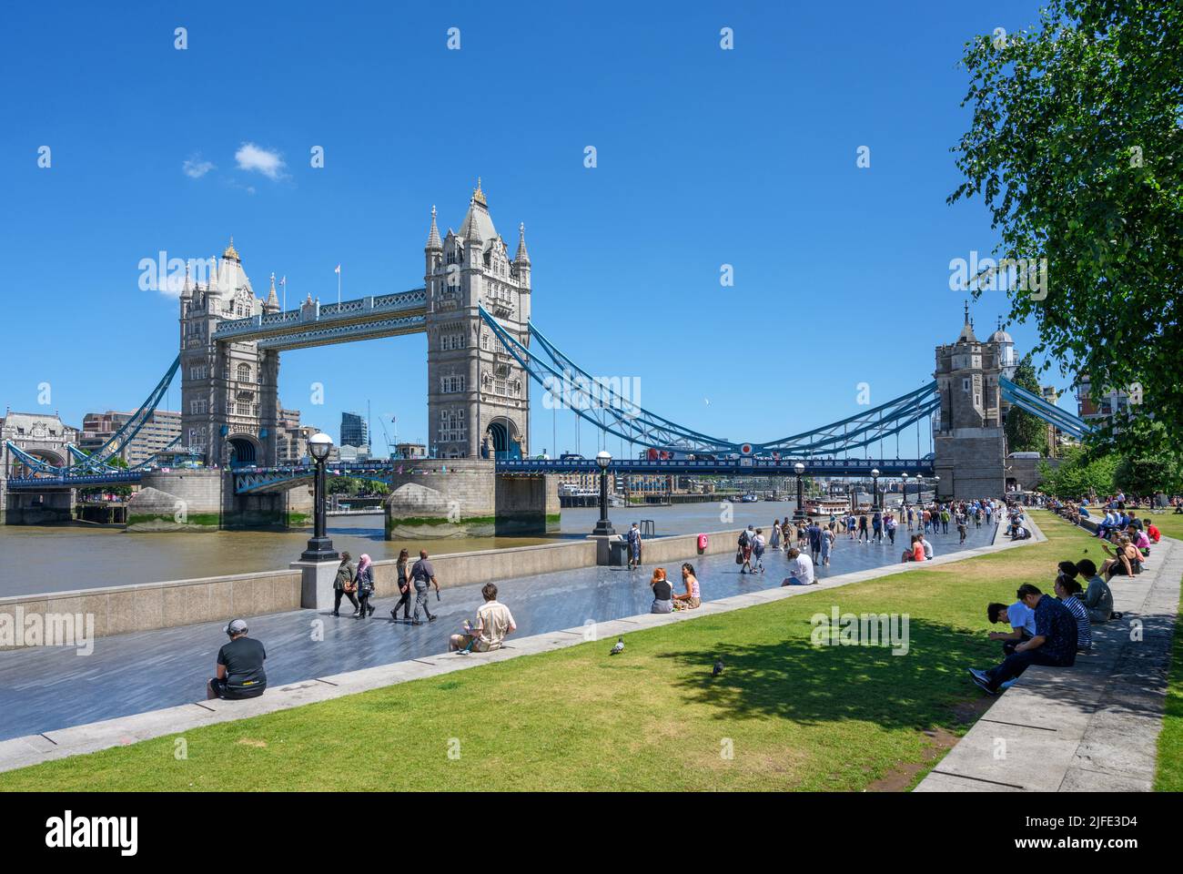 Tower Bridge dal Queens Walk, South Bank, River Thames, Londra, Inghilterra, REGNO UNITO Foto Stock