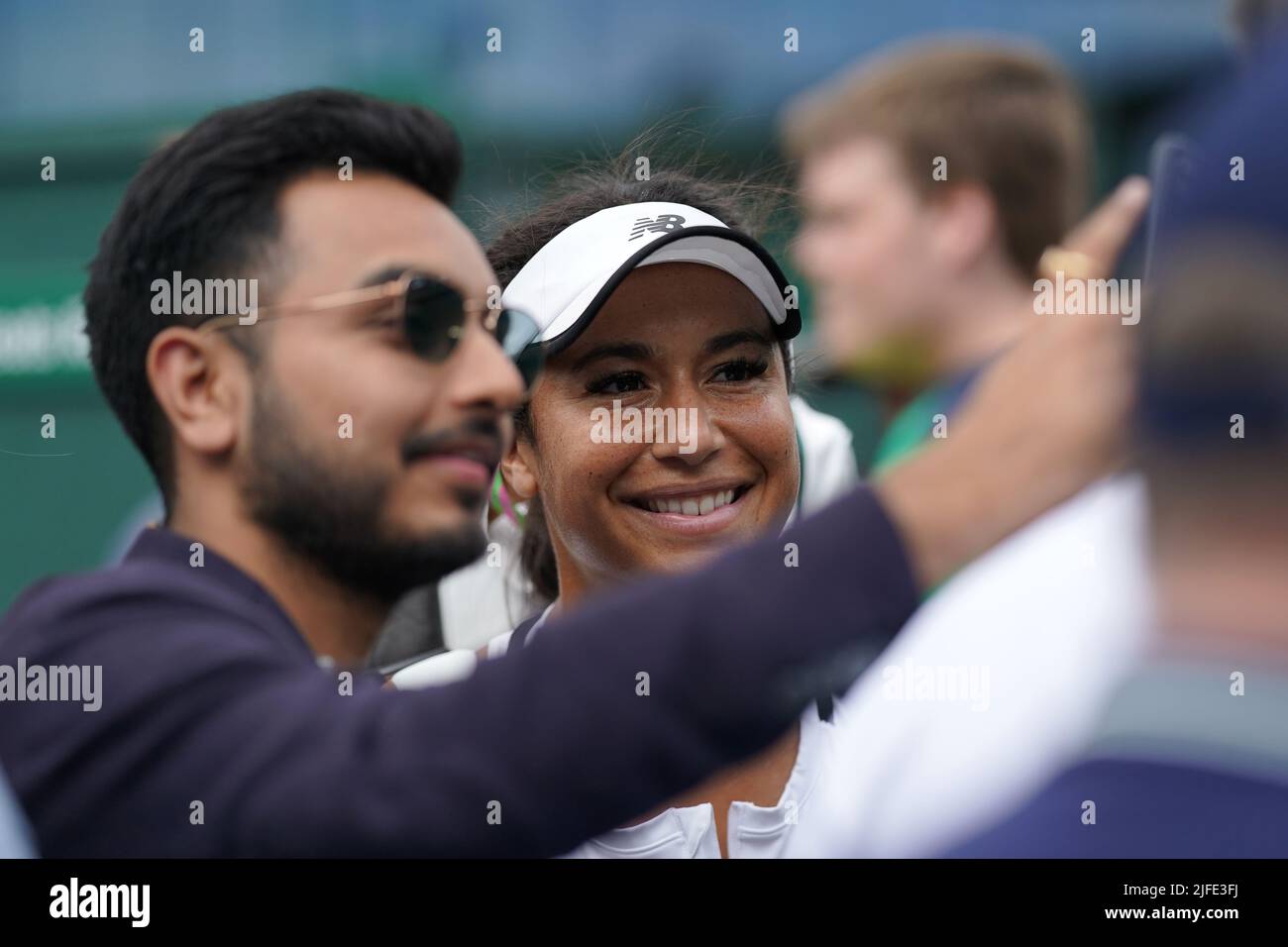 Heather Watson della Gran Bretagna dopo la partita doppia delle sue Donne con Harriet Dart della Gran Bretagna contro Natela Dzalamidze della Georgia e Aleksandra Krunic della Serbia durante il sesto giorno dei campionati di Wimbledon 2022 all'All England Lawn Tennis and Croquet Club, Wimbledon. Data foto: Sabato 2 luglio 2022. Foto Stock