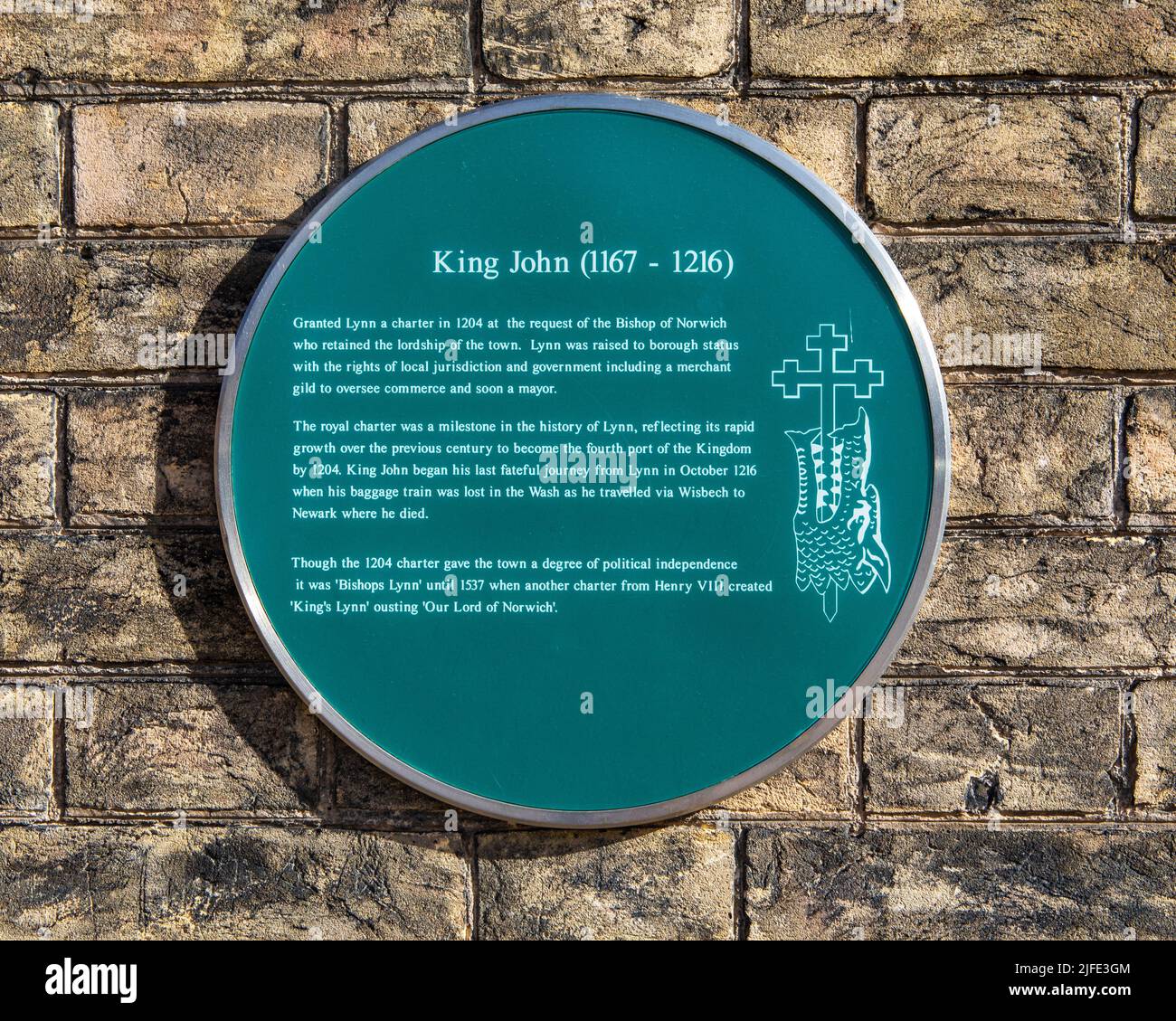 Norfolk, Regno Unito - Aprile 7th 2022: Una targa situata sul vecchio edificio della casa di prigione a Kings Lynn a Norfolk, Regno Unito, che descrive la storia di Re Giovanni e suo Foto Stock
