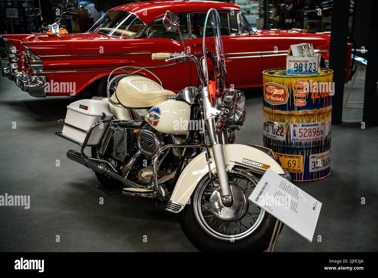 SINSHEIM, GERMANIA - mai 2022: Motocicletta bianca Harley-Davidson Electra-Glide 1981 66ps Foto Stock