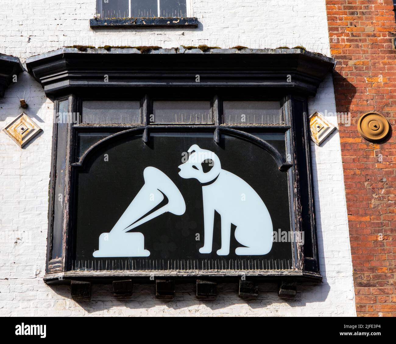 Norfolk, Regno Unito - Aprile 8th 2022: Primo piano del simbolo HMV sopra l'ingresso al loro negozio nella città mercato di Kings Lynn a Norfolk, Regno Unito. Foto Stock