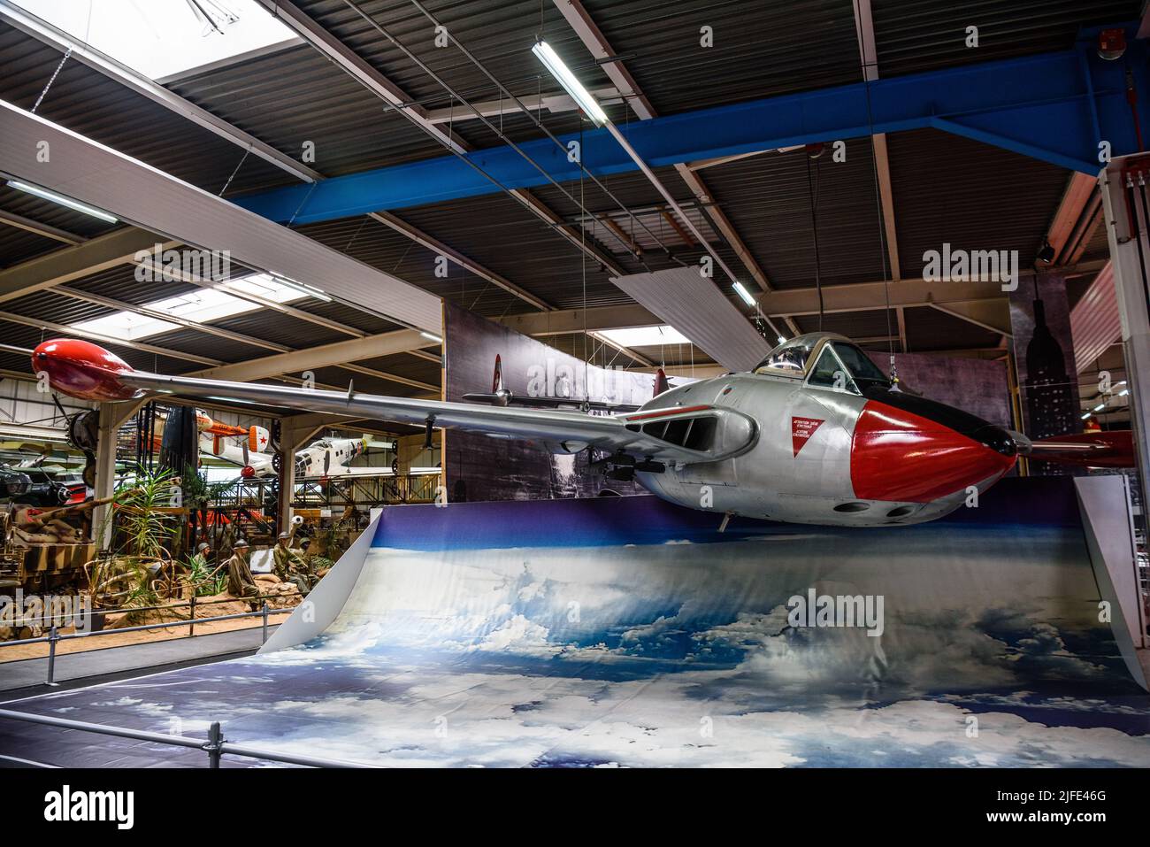 SINSHEIM, GERMANIA - mai 2022: Aereo militare jet da caccia rosso argento. Foto Stock