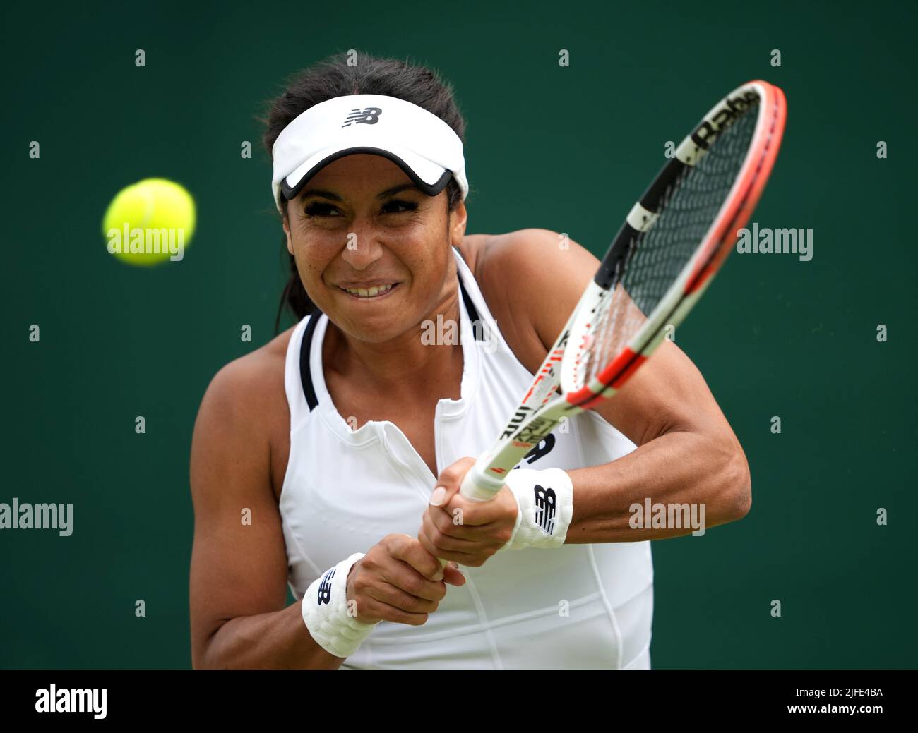 Heather Watson e Harriet Dart della Gran Bretagna (non raffigurati) in azione durante la partita doppia delle loro Donne contro Natela Dzalamidze della Georgia e Aleksandra Krunic della Serbia durante il sesto giorno dei campionati di Wimbledon 2022 all'All England Lawn Tennis and Croquet Club, Wimbledon. Data foto: Sabato 2 luglio 2022. Foto Stock