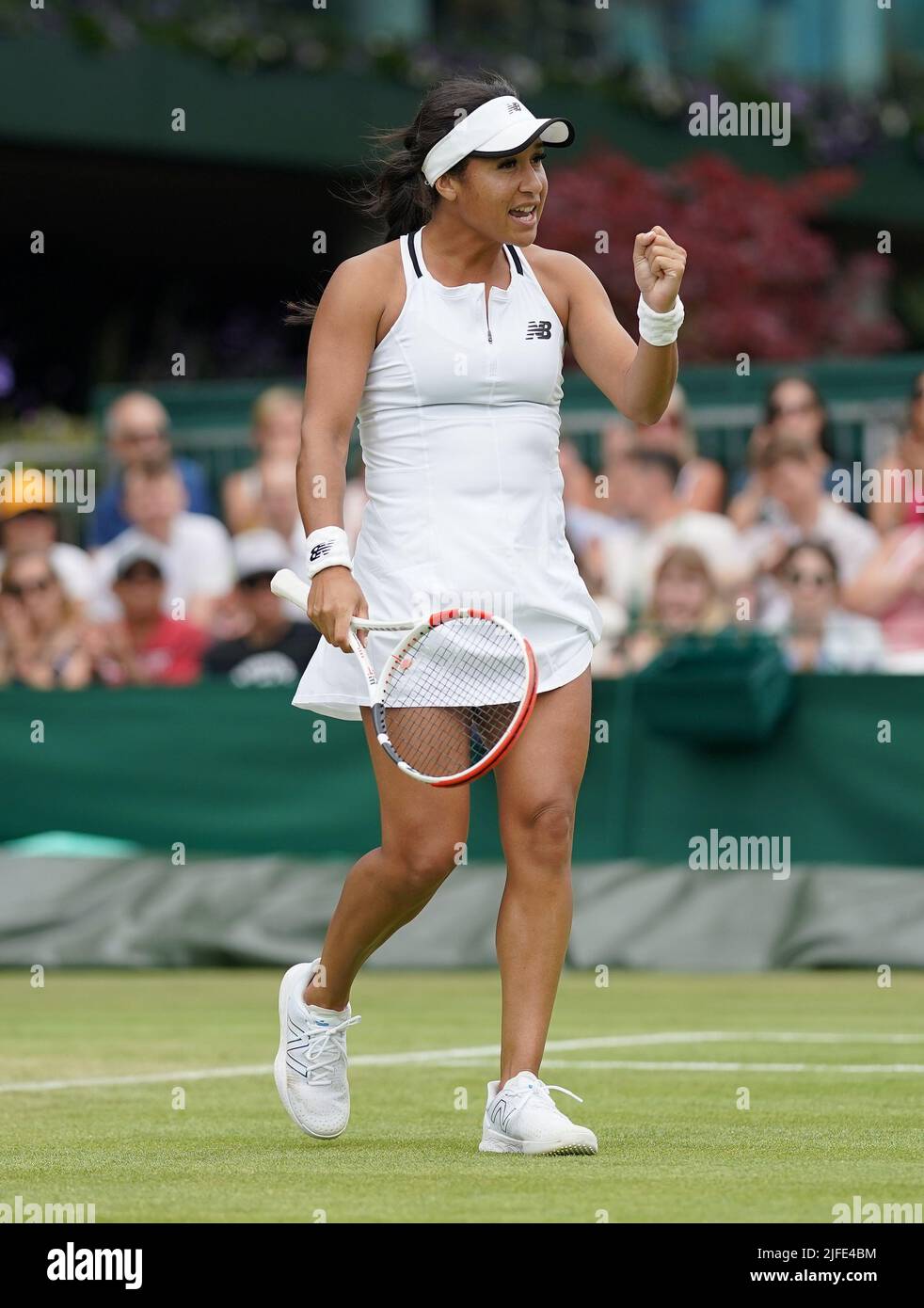 Heather Watson e Harriet Dart della Gran Bretagna (non raffigurati) in azione durante la partita doppia delle loro Donne contro Natela Dzalamidze della Georgia e Aleksandra Krunic della Serbia durante il sesto giorno dei campionati di Wimbledon 2022 all'All England Lawn Tennis and Croquet Club, Wimbledon. Data foto: Sabato 2 luglio 2022. Foto Stock