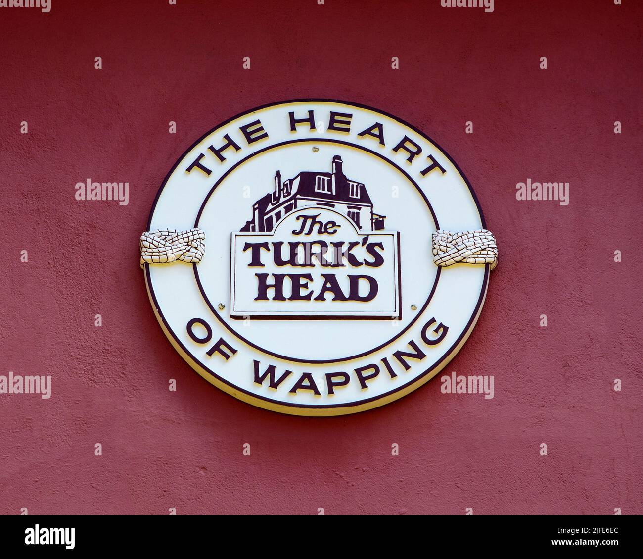 Londra, UK - Marzo 17th 2022: Una targa all'esterno della casa pubblica Turks Head a Wapping, East London, UK. Foto Stock