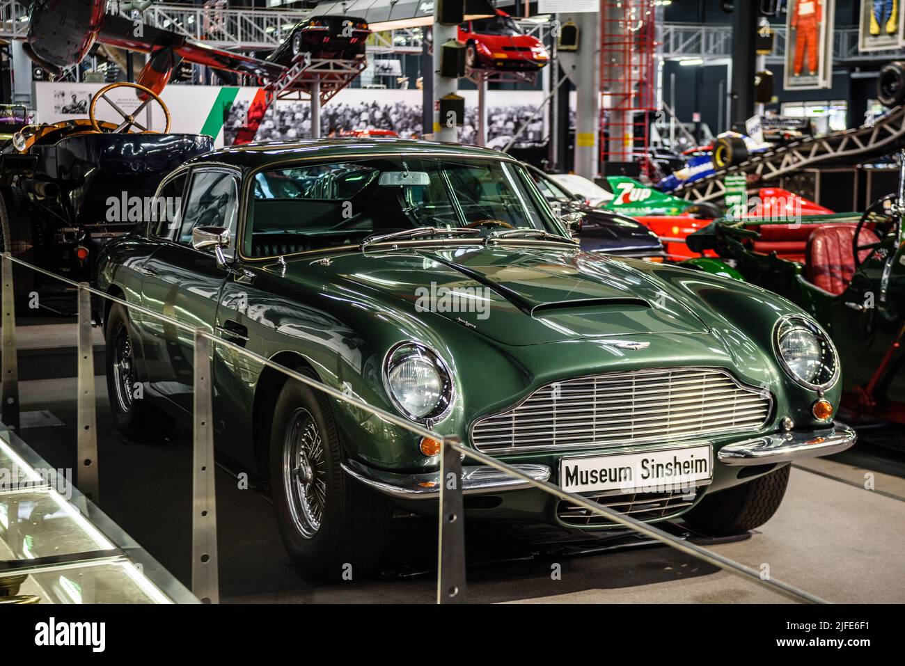 SINSHEIM, GERMANIA - mai 2022: Green Aston Martin DB 6 Vantage 1965 324ps. Foto Stock
