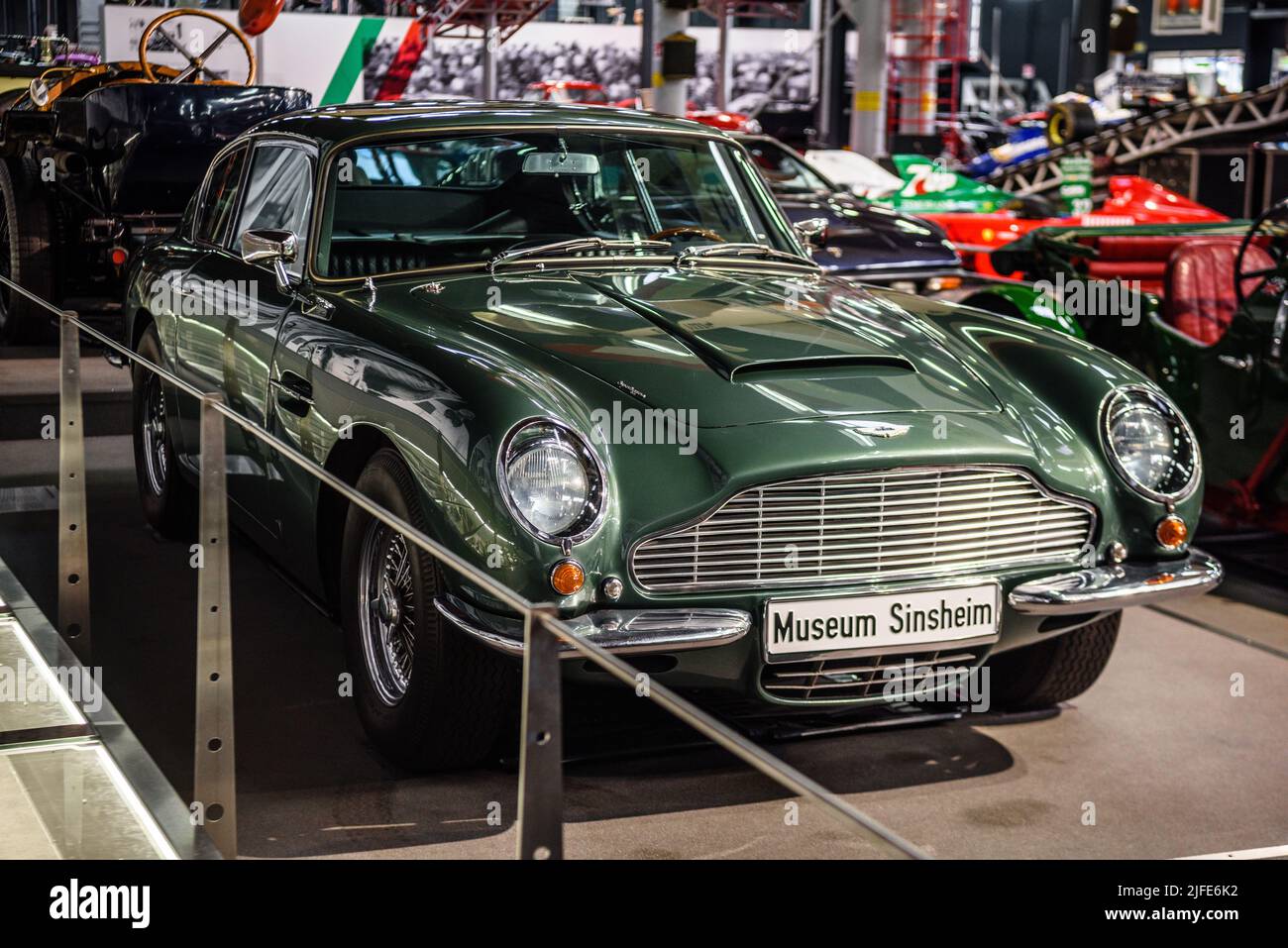 SINSHEIM, GERMANIA - mai 2022: Green Aston Martin DB 6 Vantage 1965 324ps. Foto Stock