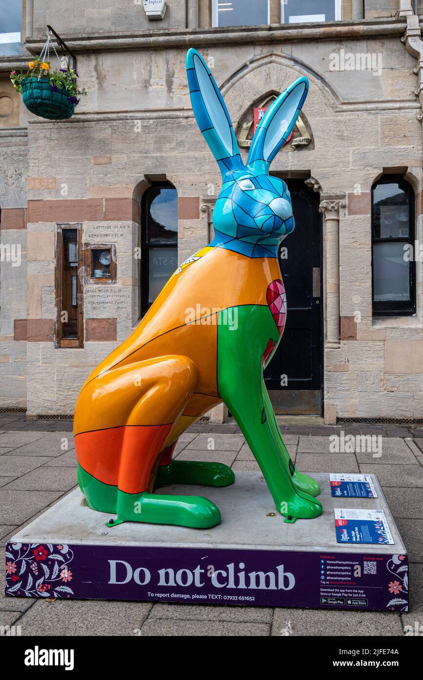 Hares of Hampshire Art Trail nel centro di Winchester durante l'estate 2022, Inghilterra, Regno Unito. Colorata scultura di lepre di fronte alla Guildhall. Foto Stock