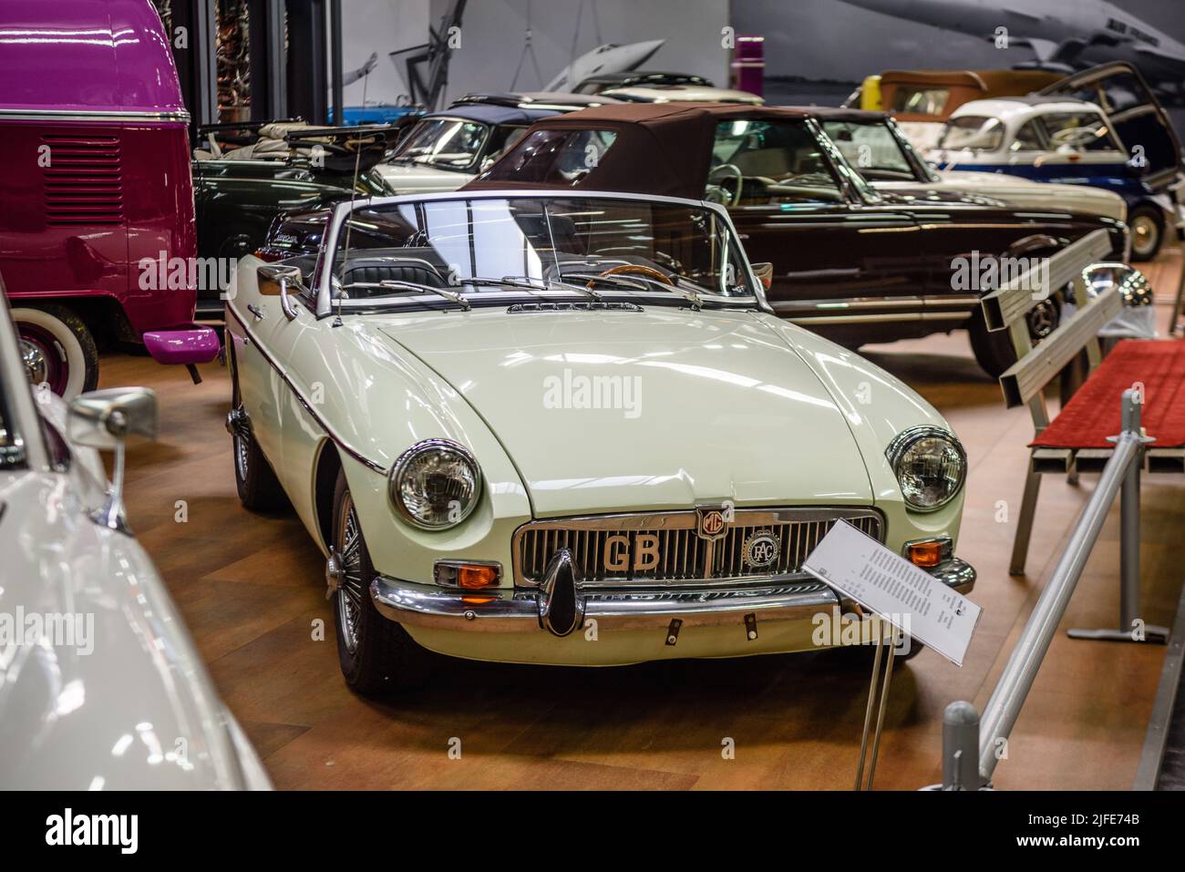 SINSHEIM, GERMANIA - mai 2022: Bianco MG B cabrio 1972 95ps Foto Stock